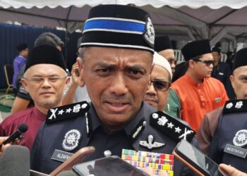 ALZAFNY Ahmad ketika ditemui pemberita selepas menunaikan solat Jumaat di Masjid Diraja Tuanku Munawir, Seri Menanti, Kuala Pilah, hari ini. -UTUSAN/MOHD. SHAHJEHAN MAAMIN
