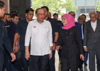 ANWAR Ibrahim ketika hadir Perjumpaan Perdana Menteri Bersama Warga Kementerian Perladangan dan Komoditi di Putrajaya. - UTUSAN/FAISOL MUSTAFA