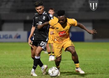 PEMAIN Import Star City, Moses Atede diasak pertahanan Terengganu FC, Azam Azmi Murad dalam aksi Liga Super di Stadium Tuanku Syed Putra, Kangar, kelmarin- IHSAN TFC