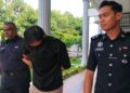 SYED Syafiq Syed Azhar (tengah) dibawa ke Kompleks Mahkamah Balik Pulau, Pulau Pinang hari ini-UTUSAN/SAFINA RAMLI