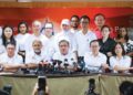 ANTHONY Loke Siew Fook bergambar bersama barisan kepimpinan DAP selepas mengumumkan tawaran peletakan jawatan sebagai Menteri Pengangkutan dalam sidang akhbar mesyuarat tergempar Jawatankuasa Eksekutif Pusat DAP di Kuala Lumpur, semalam.  – MINGGUAN/MUHAMAD IQBAL ROSLI