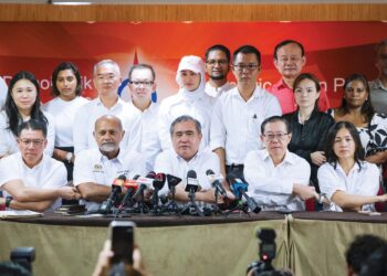 ANTHONY Loke Siew Fook bergambar bersama barisan kepimpinan DAP selepas mengumumkan tawaran peletakan jawatan sebagai Menteri Pengangkutan dalam sidang akhbar mesyuarat tergempar Jawatankuasa Eksekutif Pusat DAP di Kuala Lumpur, semalam.  – MINGGUAN/MUHAMAD IQBAL ROSLI