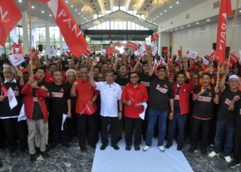MOHAMAD Sabu (tengah) bersama ahli parti selepas melancarkan Jentera Pilihan Raya Amanah Melaka di Duyong hari ini. - UTUSAN/AMRAN MULUP