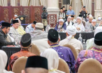 PERDANA Menteri, Datuk Seri Anwar Ibrahim berucap pada Muzakarah Ulama Turath Kebangsaan 2026 di Kompleks Seri Perdana, 
Putrajaya, semalam. – MINGGUAN/FARIZ RUSADIO