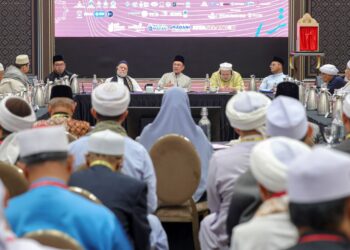 ANWAR Ibrahim berucap pada Muzakarah Ulama Turath Kebangsaan 2026 di Kompleks Seri Perdana di Putrajaya, semalam. – MINGGUAN/FARIZ RUSADIO