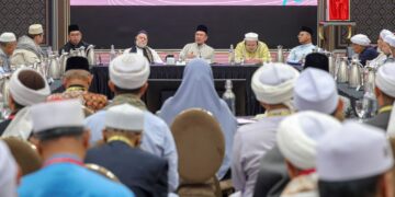 ANWAR Ibrahim berucap pada Muzakarah Ulama Turath Kebangsaan 2026 di Kompleks Seri Perdana di Putrajaya, semalam. – MINGGUAN/FARIZ RUSADIO