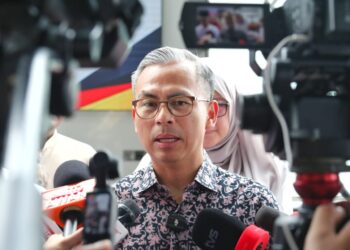 FAHMI Fadzil ditemui pemberita selepas merasmikan Kampung Angkat Madani Kementerian Komunikasi Tahun 2025 di Kampung Tebat Kering, Kuala Pilah hari ini.-UTUSAN/MOHD. SHAHJEHAN MAAMIN.