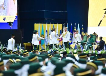 TUANKU Syed Faizuddin Putra Jamalullail berkenan mengurniakan watikah tauliah kepada salah seorang pegawai muda sempena
Istiadat Pentauliahan Diraja dan Pengurniaan Watikah Tauliah Pegawai Kadet Palapes Universiti Awam ke-44 di Unimap, Arau Perlis hari ini.-UTUSAN/IZLIZAN OTHMAN