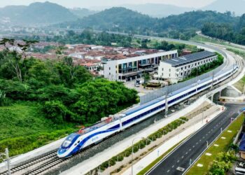 PERKHIDMATAN Laluan Rel Pantai Timur (ECRL)  bukan sahaja memberikan satu alternatif pengangkutan baharu malah turut membuka ribuan peluang pekerjaan berkualiti tinggi.