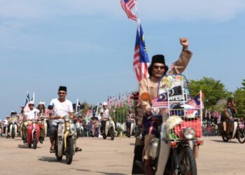 SEBAGAI sebuah bangsa kita menggalas tugas berat untuk merubah diri dan mula mendakap erat budaya Malaysia.