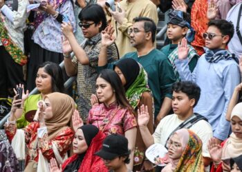 HUBUNGAN kaum di Malaysia tidak boleh terus dibiarkan menjadi bahan pertaruhan mana-mana pihak yang mahu meraih populariti singkat. – GAMBAR HIASAN