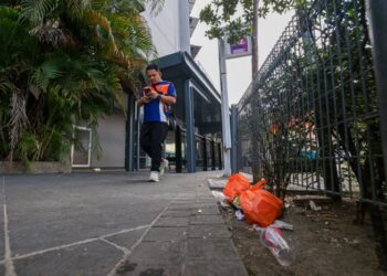 SEBAHAGIAN masyarakat mula menganggap membuang sampah sebagai perkara biasa.