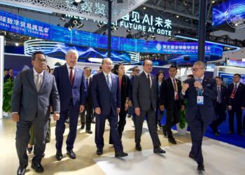 ANWAR Ibrahim dan Li Qiang ketika hadir pada majlis perasmian Ekspo Perdagangan Digital Global (GDTE) Kelima di Pusat Konvensyen dan Pameran Besar Hangzhou, China hari ini. - FACEBOOK ANWAR IBRAHIM