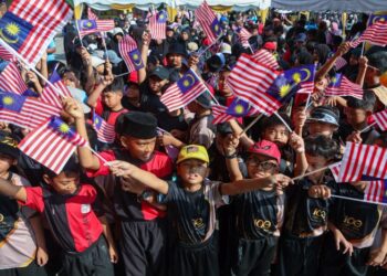 KITA berisiko melahirkan generasi yang bijak menggunakan teknologi tetapi longgar sahsiahnya jika budi bahasa tidak dihidupkan kembali dalam dunia nyata.