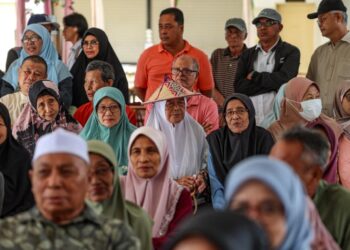 RAMAI warga emas hari ini mahir menggunakan telefon pintar, namun kemahiran menggunakan teknologi tidak semestinya melindungi seseorang daripada manipulasi emosi. – GAMBAR HIASAN