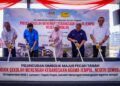 FADHLINA Sidek (tengah) melakukan gimik pecah tanah projek SMKA Jempol hari ini. - BERNAMA