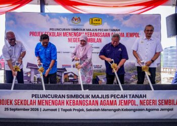 FADHLINA Sidek (tengah) melakukan gimik pecah tanah projek SMKA Jempol hari ini. - BERNAMA