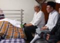 ANWAR Ibrahim (kanan) menziarahi jenazah abangnya, Allahyarham Idrus Ibrahim, yang meninggal dunia akibat sakit tua di kediaman keluarganya di Kampung Cherok Tokun Bawah, Bukit.Mertajam, Pulau Pinang. UTUSAN/DANIAL SAAD