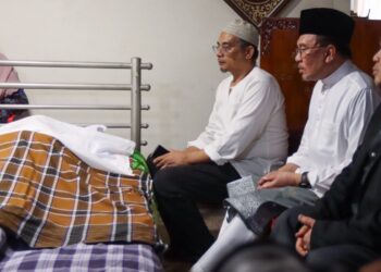 ANWAR Ibrahim (kanan) menziarahi jenazah abangnya, Allahyarham Idrus Ibrahim, yang meninggal dunia akibat sakit tua di kediaman keluarganya di Kampung Cherok Tokun Bawah, Bukit.Mertajam, Pulau Pinang. UTUSAN/DANIAL SAAD