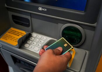 KENAIKAN gaji minimum tidak akan menyelesaikan masalah beban kos sara hidup yang meningkat. Sebaliknya majikan akan terbeban dengan kenaikan kos.
