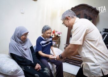 TENGKU Zafrul Abdul Aziz ketika menyantuni Abdul Rashid dan Khadijah di Taman Cheras Indah di ibu negara.