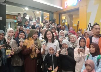 TEO Nie Ching (tengah) bersama komuniti setempat bagi menyaksikan tayangan filem Terbang di Kulai, Johor hari ini.