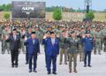 Shamsul Azri Abu Bakar (tengah) dan Mohd. Shuhaily Mohd. Zain bergambar bersama pelatih kursus pegawai sempena Majlis Tamat Latihan Kursus Asas Pegawai AKPS di Pusat Latihan Polis Segamat, Johor, semalam. – UTUSAN/RAJA JAAFAR ALI