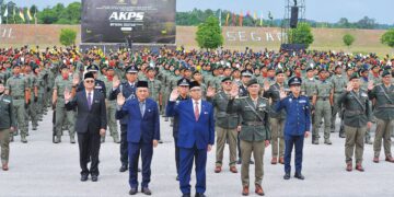 Shamsul Azri Abu Bakar (tengah) dan Mohd. Shuhaily Mohd. Zain bergambar bersama pelatih kursus pegawai sempena Majlis Tamat Latihan Kursus Asas Pegawai AKPS di Pusat Latihan Polis Segamat, Johor, semalam. – UTUSAN/RAJA JAAFAR ALI