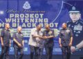 MOHD. Khalid Ismail (dua, kanan) pada Majlis Peluncuran Projek ‘Whitening the Blackspot’ oleh Kontinjen Polis Pulau Pinang di Pusat Konvensyen PICCA@Butterworth Arena, Pulau Pinang, semalam. – UTUSAN/DANIAL SAAD