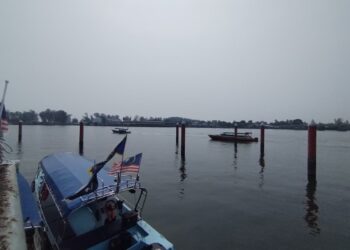 BOT pelancongan beroperasi membawa penumpang ke Pulau Perhentian  walaupun cuaca jerebu di Besut, Terengganu. - UTUSAN/WAN ZURATIKAH IFFAH WAN ZULKIFLI