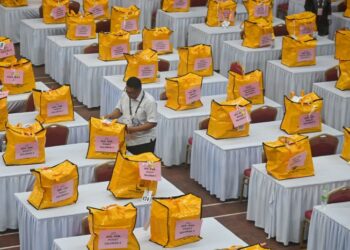 PENGUNDI Melayu melihat ekonomi dan identiti sebagai perkara penting dalam menentukan pilihan politik.