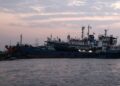 KAPAL berlabuh di kawasan pelabuhan Bandar Abbas yang menghadap Selat Hormuz di selatan Iran.-AFP 