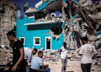 RAKYAT Palestin berkumpul di hadapan sebuah bangunan yang menempatkan kedai dan pangsapuri, yang dirobohkan oleh tentera Israel di Anza, selatan Jenin. - AFP