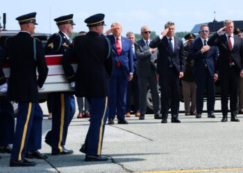 DONALD Trump (tengah) memberi tabik hormat ketika anggota pasukan Tentera Darat AS membawa keranda Sarjan Angel S. Rampersad yang terbunuh dalam pertempuran di Pangkalan Udara Muwaffaq Salti di Jordan. - AFP