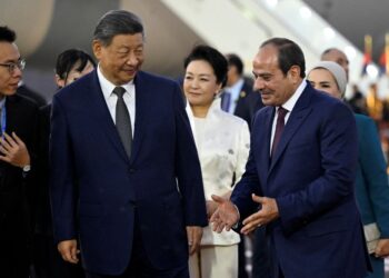 XI Jinping berbual dengan Abdel Fattah al-Sisi (kanan) semasa menyambut ketibaannya di Lapangan Terbang Antarabangsa Kaherah, kelmarin.- AFP
