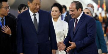 XI Jinping berbual dengan Abdel Fattah al-Sisi (kanan) semasa menyambut ketibaannya di Lapangan Terbang Antarabangsa Kaherah, kelmarin.- AFP