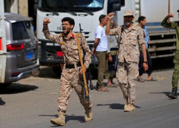 BEBERAPA anggota Houthi berarak semasa perhimpunan untuk merekrut lebih ramai pejuang di Sanaa.- AFP