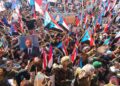 PENYOKONG Majlis Peralihan Selatan (STC) yang disokong UAE mengibarkan bendera Republik Rakyat Yemen Selatan ketika menghadiri perhimpunan di Aden bagi mengecam penahanan delegasi STC di Riyadh.- AFP