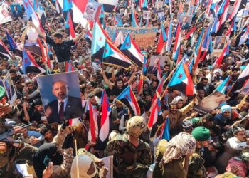 PENYOKONG Majlis Peralihan Selatan (STC) yang disokong UAE mengibarkan bendera Republik Rakyat Yemen Selatan ketika menghadiri perhimpunan di Aden bagi mengecam penahanan delegasi STC di Riyadh.- AFP