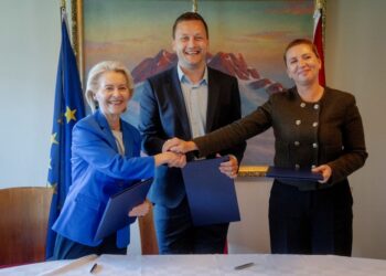 URSULA von der Leyen (kiri) berjabat tangan dengan Jens-Frederik Nielsen (tengah) dan Mette Frederiksen selepas menandatangani deklarasi bersama di Nuuk, Greenland.- AFP