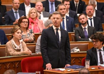PETER Magyar (tengah) berucap di Parlimen Hungary, Budapest. - AFP