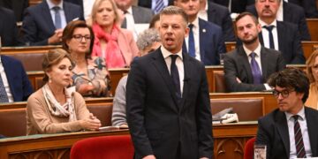 PETER Magyar (tengah) berucap di Parlimen Hungary, Budapest. - AFP