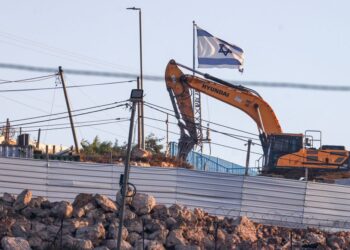 SEBUAH jentolak Israel sedang beroperasi berhampiran penempatan haram di Migdalim, berdekaan kampung Qusra, di selatan bandar Nablus di Tebing Barat yang diduduki.- AFP