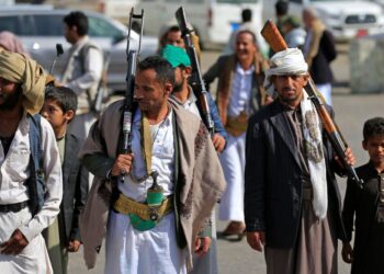 PEJUANG Houthi berarak semasa perhimpunan untuk merekrut lebih ramai anggota kumpulan berkenaan di Sanaa.- AFP