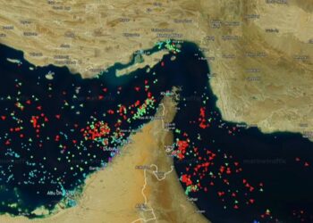 TANGKAP layar menunjukkan laluan trafik sebelum kapal yang melalui Selat Hormuz dan Teluk Oman semakin berkurangan. - AFP