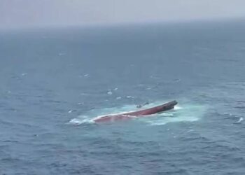 FERI Virgo Transport terbalik di perairan Masalembo, Laut Jawa Ahad lalu. - Basamas