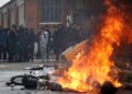 API marak akibat tong sampah yang dibakar kumpulan pelajar ketika menyertai demonstrasi di Sekolah Menengah Cesar Baggio di Lille, Perancis.-AFP