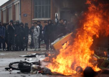 API marak akibat tong sampah yang dibakar kumpulan pelajar ketika menyertai demonstrasi di Sekolah Menengah Cesar Baggio di Lille, Perancis.-AFP