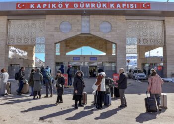 LALUAN alternatif ke Iran adalah melalui pintu sempadan Razi-Kapıkoy di wilayah Van, timur Turkiye. - AFP
