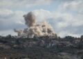 ASAP tebal kelihatan dari lokasi letupan akibat serangan Israel di kampung Majdal Zoun, berhampiran selatan Lubnan. - AFP